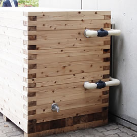 場所に合わせて配管できる木製雨水タンク、雨びつ