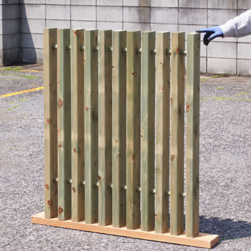 木の塀、縦格子のウッドフェンス、木べえさん。40×85角 格子フェンス H1000 ヒノキ
