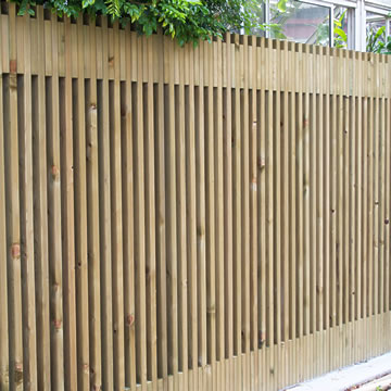 木の塀、縦格子のウッドフェンス、木べえさん。30×60角 小間材も30×60角で、細かいスリットの入った木の塀 H1800 ヒノキ