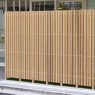 木の塀、縦格子のウッドフェンス、木べえさん。42×50角 格子フェンス H1800 杉 柾目