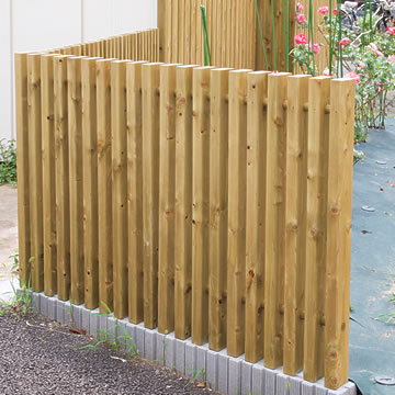 木の塀、縦格子のウッドフェンス、木べえさん。40×85角 格子フェンス H1000 ヒノキ