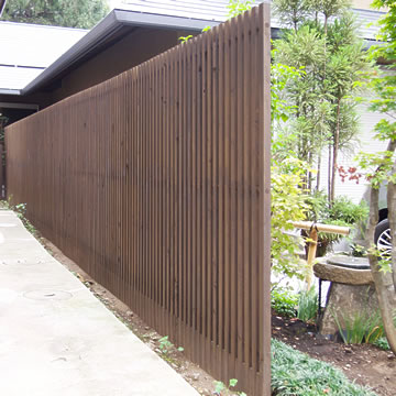 木の塀、縦格子のウッドフェンス、木べえさん。42角 格子フェンス H1800 ヒノキ、施工時に塗装