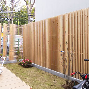 木の塀、縦格子のウッドフェンス、木べえさん。30×60角 格子フェンス H2000 ヒノキ