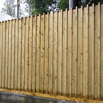 木の塀、縦格子のウッドフェンス、木べえさん。40×85角と30×120板 目隠しフェンス H2200 ヒノキ（雨天撮影）