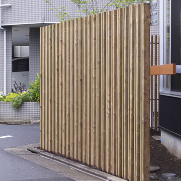 木の塀、縦格子のウッドフェンス、木べえさん。440×85角と30×56角のコンビ 格子フェンス H2000 ヒノキ