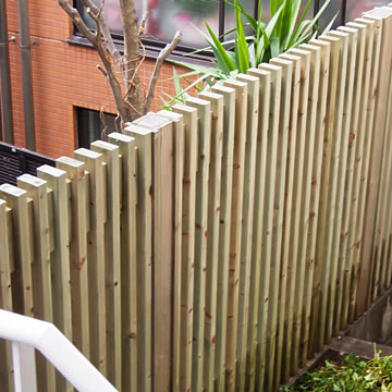 木の塀、縦格子のウッドフェンス、木べえさん。40×85角と42角 小間入格子フェンス H1600 ヒノキ