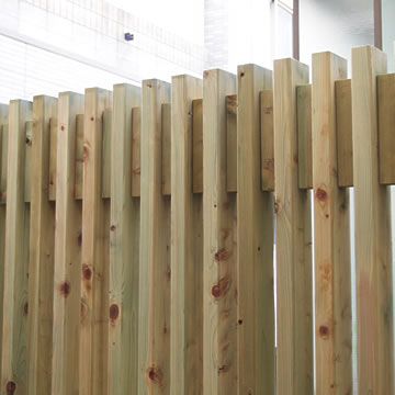 木の塀、縦格子のウッドフェンス、木べえさん。40×85角 小間入格子フェンス ヒノキ