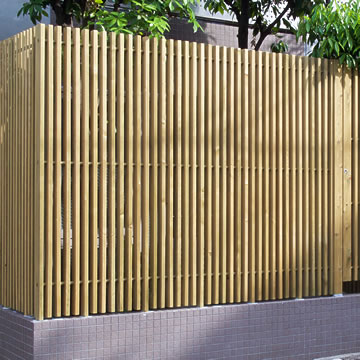 木の塀、縦格子のウッドフェンス、木べえさん。30×56角 格子フェンス H1800 ヒノキ