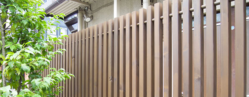 木の塀、縦格子のウッドフェンス、木べえさん。濃い色の塗装で、艶やかさを長持ちさせることができます。
