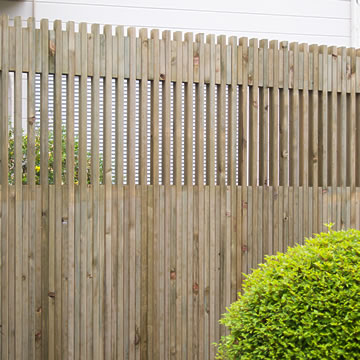 木の塀、縦格子のウッドフェンス、木べえさん。30×60角 小間材も30×60角の背高な格子フェンス H2000 ヒノキ