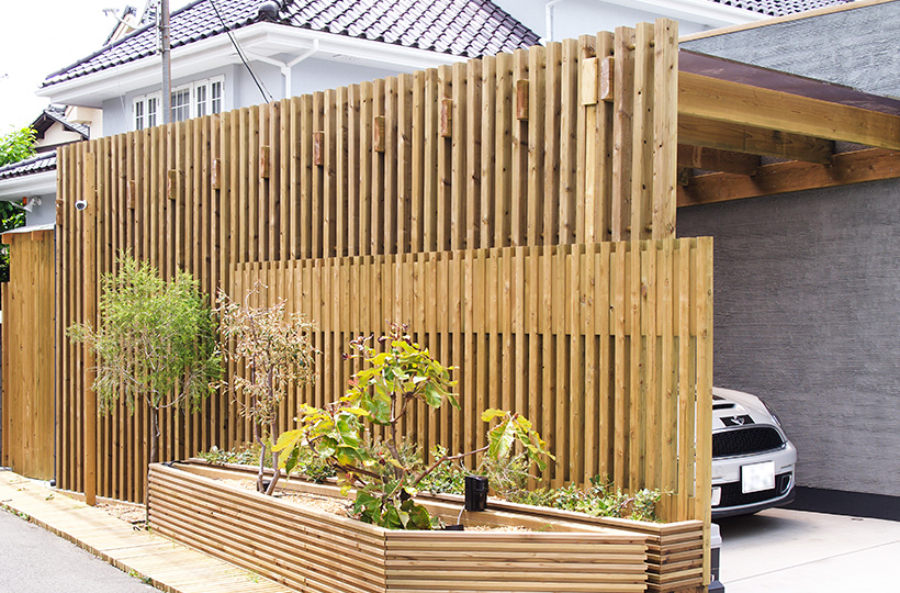 クロスポール構造の木格子スクリーン、木べえさん。 格子構造のガレージ。天然木ヒノキ