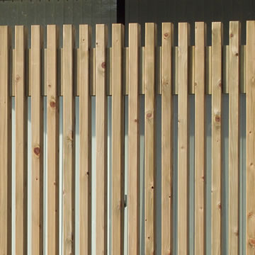 クロスポールフェンス 木べえさん、天然木材の縦格子フェンス、ヒノキ。角材の組み合わせで色々なバリエーションができる。防腐処理で長寿命、リバーシブル。