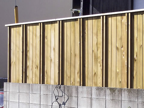 クロスポールフェンス、木べえさん、42×85角 縦格子フェンス。天然木、ヒノキ。既設のコンクリートブロック塀の上にアンカーピンで立てる方法。リバーシブル。