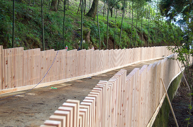 木クロスポール構造の木格子＆フェンス、木べえさん。 3060角 格子フェンス。天然木ヒノキ