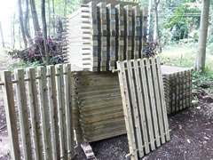 クロスポールフェンス 木べえさん 間伐材の角材を丸ごと縦格子フェンスに活用