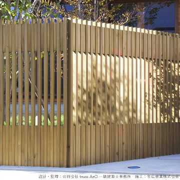 木の塀、縦格子のウッドフェンス、木べえさん。30×60角 小間入格子フェンス H1600 ヒノキ