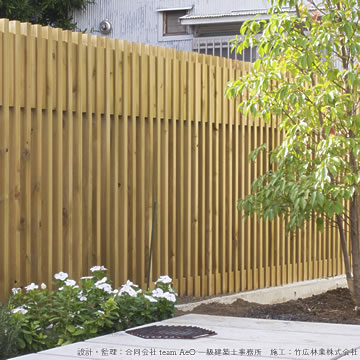 木の塀、縦格子のウッドフェンス、木べえさん。30×60角 小間入格子フェンス H1360 ヒノキ